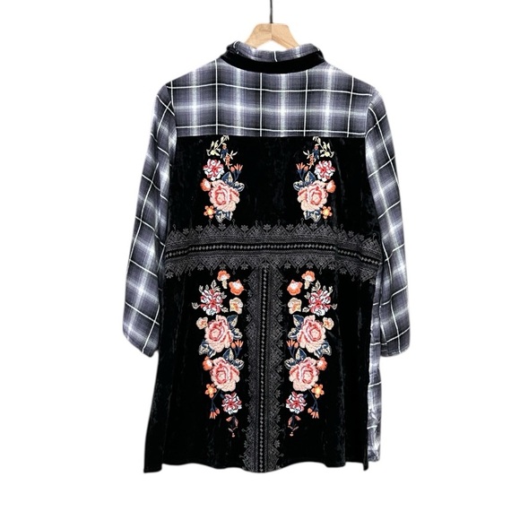 ANDREE BY UNIT Tops - Andree by Unit Plaid Velvet Floral Embroidered 3/4 Sleeve Button Down Top
